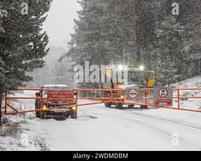 Eine Barriere, die die Straße zum Skigebiet in Cairngorm, Schottland, aufgrund von starkem Schneefall blockiert. Stockfoto