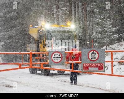 Eine Barriere, die die Straße zum Skigebiet in Cairngorm, Schottland, aufgrund von starkem Schneefall blockiert. Stockfoto