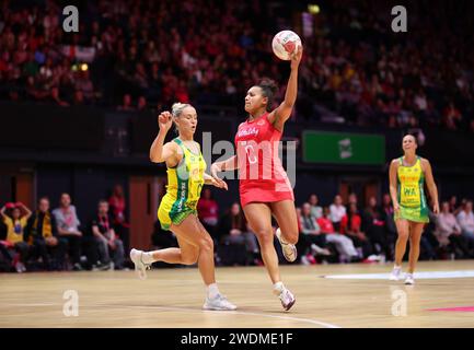 Australier Jamie-Lee Price und Englands Imogen Allison in Aktion während des Vitality Netball Nations Cup Spiels in der OVO Arena Wembley, London. Bilddatum: Sonntag, 21. Januar 2024. Stockfoto