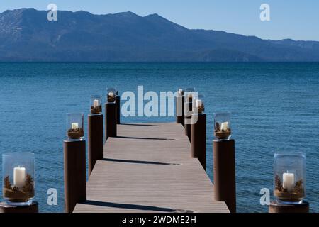 Blick auf den Pier mit Bergblick und Hochzeitsdekoration. Lake Tahoe. Stockfoto