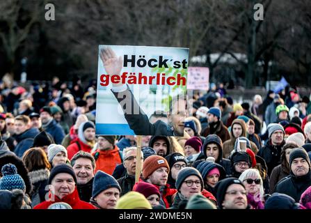 Demo gegen Rechtsextremismus Berlin, 21.01.2024 - rund 100,000 Menschen haben sich am Sonntag vor dem Bundestag zum Protest gegen die AfD und gegen Rechtsextremismus versammelt. Deutschland *** Demonstration gegen Rechtsextremismus Berlin, 21 01 2024 rund 100.000 Menschen versammelten sich am Sonntag vor dem Bundestag, um gegen die AfD und den Rechtsextremismus Deutschland zu protestieren Stockfoto