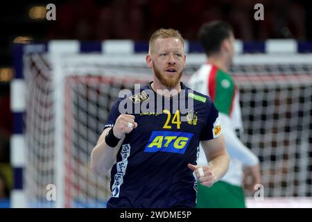 Hamburg, Deutschland. Januar 2024. Handball: Europameisterschaft, Schweden - Portugal, Hauptrunde, Gruppe 2, Spieltag 3, Barclaycard Arena. Der schwedische Jim Gottfridsson feiert nach einem Tor. Quelle: Christian Charisius/dpa/Alamy Live News Stockfoto