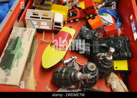 Oldtema Erfurt 20.01.2024, Erfurt, Messe, Oldtema, Oldtimer- und Teilemarkt im Bild: Troedelmarkt- Artikel - Spielzeuge aus vergangenen Zeiten, Panzer aus der DDR, Boot, Handgranaten, LKWs *** Oldtema Erfurt 20 01 2024, Erfurt, fair, Oldtema, Oldtimer und Ersatzteilmarkt im Bild Troedelmarkt Artikel Spielzeug aus vergangenen Zeiten, Panzer aus der DDR, Boot, Handgranaten, LKWs Stockfoto