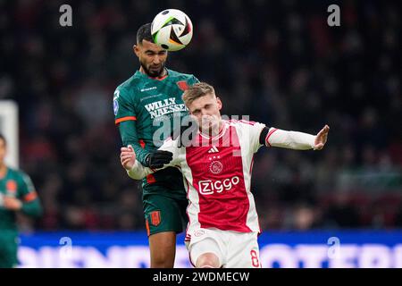 Amsterdam, Niederlande. Januar 2024. AMSTERDAM, NIEDERLANDE - 21. JANUAR: Yassin Oukili vom RKC Waalwijk, Kenneth Taylor vom AFC Ajax kämpfen um den Ball während des niederländischen Eredivisie-Spiels zwischen Ajax und RKC Waalwijk am 21. Januar 2024 in der Johan Cruijff Arena in Amsterdam, Niederlande. (Foto von Patrick Goosen/Orange Pictures) Credit: dpa/Alamy Live News Stockfoto