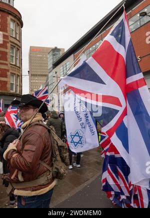 Manchester, Großbritannien. Januar 2024. Demonstration gegen Antisemitismus am Sonntag, 21. Januar 2024 in Manchester. Der marsch führte durch das Stadtzentrum von Manchester von der Kathedrale bis zum Castlefield. Lisa Nandy Labour Parlamentsabgeordnete für Wigan nahmen Teil, ebenso Tom Tugendhat, Staatsminister für Sicherheit und Oberrabbiner Sir Ephraim Yitzchak Mirvis. Bilder: Garyroberts/worldwidefeatures.com Credit: GaryRobertsphotography/Alamy Live News Stockfoto