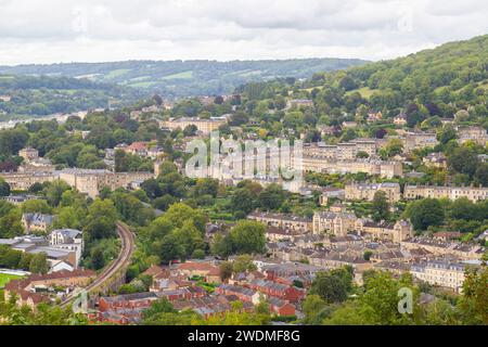 Blick vom Alexandra Park in Richtung Bath. Zeigt die typischen Gebäude und Fassaden, die Sie in der Stadt Bath, England, finden werden Stockfoto