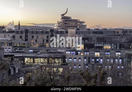 Edinburgh, Schottland - 17. Januar 2024 - Blick aus der Vogelperspektive auf das Einkaufszentrum St. James Quarter bei Sonnenuntergang in Edinburgh vom Hügel des Calton Hill im Zentrum Stockfoto