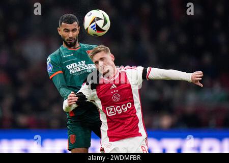 Amsterdam, Niederlande. Januar 2024. AMSTERDAM, NIEDERLANDE - 21. JANUAR: Yassin Oukili vom RKC Waalwijk, Kenneth Taylor vom AFC Ajax kämpfen um den Ball während des niederländischen Eredivisie-Spiels zwischen Ajax und RKC Waalwijk am 21. Januar 2024 in der Johan Cruijff Arena in Amsterdam, Niederlande. (Foto von Patrick Goosen/Orange Pictures) Credit: dpa/Alamy Live News Stockfoto