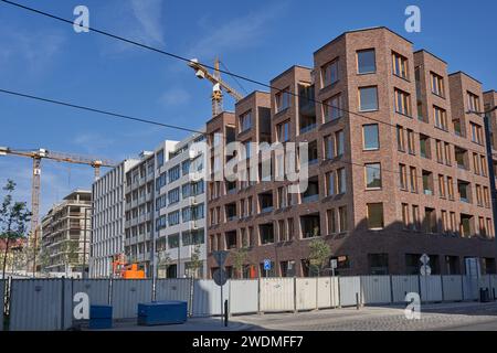 Prag, Tschechische Republik - 5. Juli 2023 - Stadt Smichov - neue Bürogebäude an einem sonnigen Sommermorgen Stockfoto