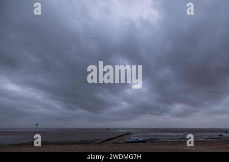 Southend on Sea, Großbritannien. Januar 2024. Sturmwolken breiten sich über die Themse aus, während Großbritannien den Sturm Isha vorbereitet, der in einigen Gebieten Windböen von bis zu 80 km/h bringen wird. Penelope Barritt/Alamy Live News Stockfoto