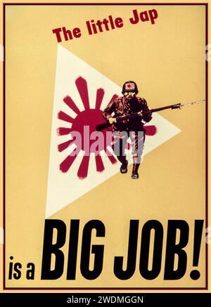 2. Weltkrieg 1940er, Propaganda-Poster „der kleine Jap ist ein GROSSER JOB“ zeigt einen rassischen Stereotype japanischen Soldaten mit aufsteigender Sonnenfahne dahinter, der zur Kamera marschiert USA Amerika 2. Weltkrieg 2. Weltkrieg Pazifik Krieg mit Japan Stockfoto