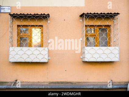 Sotschi, Russland - 12. Februar 2023: Die Fenster in den Häusern sind vor dem Eindringen durch Metallstäbe geschützt. Stockfoto