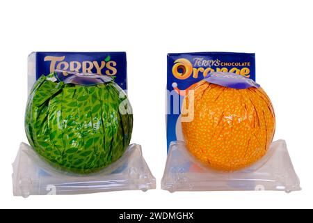 terry's Schokoladenorange Minze umwickelt mit Boxen, die auf transparenten Kunststoffeinsätzen montiert sind, die auf weißem Hintergrund ausgeschnitten sind Stockfoto