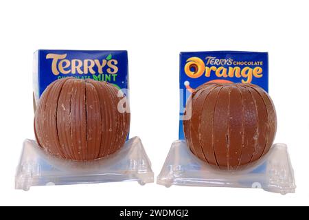 terry's Schokolade orange Minze mit Kästen ungewickelt montiert auf transparenten Kunststoff Box Einsätze ausgeschnitten auf weißem Hintergrund Stockfoto