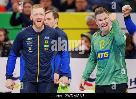 Schweden Jim Gottfridsson und Andreas Palicka beim EHF-Europameisterspiel zwischen Portugal und Schweden in der Barclay Arena in Hamburg am Sonntag Stockfoto