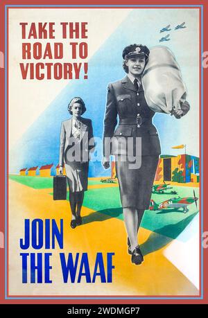 WAAF WW2 UK 1940s Recruitment Poster für die WAAF „Take the Road to Victory“ „Join the WAAF“ Womens Auxillary Air Force. Mit Spitfire-Flugzeugen auf einem RAF-Flugplatz in Großbritannien. 2. Weltkrieg 2. Weltkrieg Stockfoto