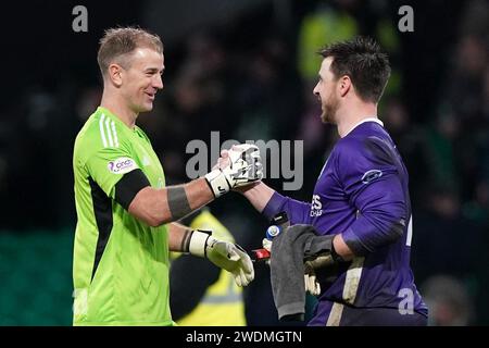 Celtic Torhüter Joe Hart und Buckie Thistle Torhüter Stuart Knight (rechts) schütteln sich nach dem Spiel der vierten Runde des Scottish Cup in Celtic Park, Glasgow, Schottland. Bilddatum: Sonntag, 21. Januar 2024. Stockfoto