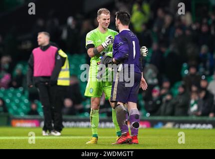 Celtic Torhüter Joe Hart und Buckie Thistle Torhüter Stuart Knight (rechts) schütteln sich nach dem Spiel der vierten Runde des Scottish Cup in Celtic Park, Glasgow, Schottland. Bilddatum: Sonntag, 21. Januar 2024. Stockfoto