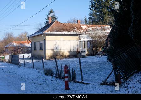 Traditionelles Würfelhaus in einem ländlichen ungarischen Dorf bedeckt mit Schnee vom Schneesturm zala County ungarn Stockfoto