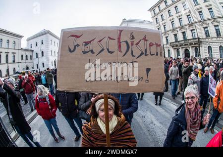 München, Deutschland. Januar 2024. Zusammen mit über 100.000 Menschen in Städten in ganz Deutschland protestierten fast 300.000 empörte Einwohner gegen die AfD und deren Identitaere Bewegung-entwickelten Plan zur "Rückwanderung" - die Massendeportation von Ausländern und sogar Einbürgern deutscher Bürger. Die in Österreich ansässige radikal-rechte Identitaere Bewegung ist in den letzten Jahren parallel zum Aufstieg der AfD auf Platz zwei in den Umfragen wieder aufgewachsen, was viele dazu führte, dass die sogenannte "Firewall" zwischen Demokratie und Faschismus in Deutschland niederbricht. (Bild: © Sachelle Babbar/ZUMA Press Wire) E Stockfoto