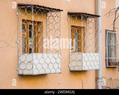 Gitterfenster-Geländer in Form eines Kastens Stockfoto