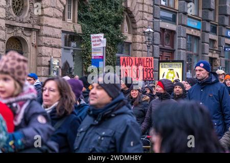 In Leipzig haben heute zwischen 50,000 und 60,000 Menschen ein eindrucksvolles Zeichen gegen Rechtsradikalismus und die Alternative für Deutschland AFD gesetzt. Die Versammlung begann um 15 Uhr auf dem Marktplatz, von wo aus die Teilnehmer in einem scheinbar endlosen Demonstrationszug über den nördlichen Innenstadtring ziehen. Ursprünglich war die Abschlusskundgebung auf dem Augustusplatz geplant. Aber wurde die angemeldete Teilnehmerzahl um das Zehnfache überschritten, was dazu führte, dass die Kundgebung auf dem Johannisplatz verlegt wurde. Die Menschenmengen fanden sich dort zusammen, ähm, ich Stockfoto