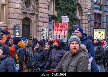 In Leipzig haben heute zwischen 50,000 und 60,000 Menschen ein eindrucksvolles Zeichen gegen Rechtsradikalismus und die Alternative für Deutschland AFD gesetzt. Die Versammlung begann um 15 Uhr auf dem Marktplatz, von wo aus die Teilnehmer in einem scheinbar endlosen Demonstrationszug über den nördlichen Innenstadtring ziehen. Ursprünglich war die Abschlusskundgebung auf dem Augustusplatz geplant. Aber wurde die angemeldete Teilnehmerzahl um das Zehnfache überschritten, was dazu führte, dass die Kundgebung auf dem Johannisplatz verlegt wurde. Die Menschenmengen fanden sich dort zusammen, ähm, ich Stockfoto