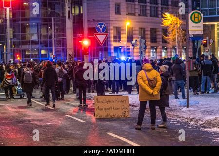 In Leipzig haben heute zwischen 50,000 und 60,000 Menschen ein eindrucksvolles Zeichen gegen Rechtsradikalismus und die Alternative für Deutschland AFD gesetzt. Die Versammlung begann um 15 Uhr auf dem Marktplatz, von wo aus die Teilnehmer in einem scheinbar endlosen Demonstrationszug über den nördlichen Innenstadtring ziehen. Ursprünglich war die Abschlusskundgebung auf dem Augustusplatz geplant. Aber wurde die angemeldete Teilnehmerzahl um das Zehnfache überschritten, was dazu führte, dass die Kundgebung auf dem Johannisplatz verlegt wurde. Die Menschenmengen fanden sich dort zusammen, ähm, ich Stockfoto