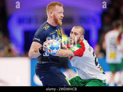 Der schwedische Jim Gottfridsson und der portugiesische Leonel Fernandes während des EHF-Europameisterspiels zwischen Portugal und Schweden in der Barclay Arena in Hamburg am Sonntag, den 21. Januar 2024 Stockfoto