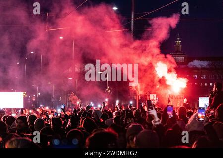 In Leipzig haben heute zwischen 50,000 und 60,000 Menschen ein eindrucksvolles Zeichen gegen Rechtsradikalismus und die Alternative für Deutschland AFD gesetzt. Die Versammlung begann um 15 Uhr auf dem Marktplatz, von wo aus die Teilnehmer in einem scheinbar endlosen Demonstrationszug über den nördlichen Innenstadtring ziehen. Ursprünglich war die Abschlusskundgebung auf dem Augustusplatz geplant. Aber wurde die angemeldete Teilnehmerzahl um das Zehnfache überschritten, was dazu führte, dass die Kundgebung auf dem Johannisplatz verlegt wurde. Die Menschenmengen fanden sich dort zusammen, ähm, ich Stockfoto