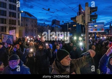 In Leipzig haben heute zwischen 50,000 und 60,000 Menschen ein eindrucksvolles Zeichen gegen Rechtsradikalismus und die Alternative für Deutschland AFD gesetzt. Die Versammlung begann um 15 Uhr auf dem Marktplatz, von wo aus die Teilnehmer in einem scheinbar endlosen Demonstrationszug über den nördlichen Innenstadtring ziehen. Ursprünglich war die Abschlusskundgebung auf dem Augustusplatz geplant. Aber wurde die angemeldete Teilnehmerzahl um das Zehnfache überschritten, was dazu führte, dass die Kundgebung auf dem Johannisplatz verlegt wurde. Die Menschenmengen fanden sich dort zusammen, ähm, ich Stockfoto