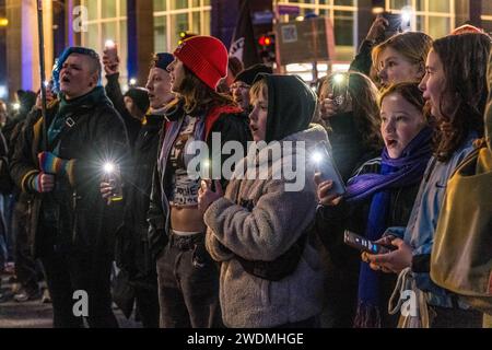 In Leipzig haben heute zwischen 50,000 und 60,000 Menschen ein eindrucksvolles Zeichen gegen Rechtsradikalismus und die Alternative für Deutschland AFD gesetzt. Die Versammlung begann um 15 Uhr auf dem Marktplatz, von wo aus die Teilnehmer in einem scheinbar endlosen Demonstrationszug über den nördlichen Innenstadtring ziehen. Ursprünglich war die Abschlusskundgebung auf dem Augustusplatz geplant. Aber wurde die angemeldete Teilnehmerzahl um das Zehnfache überschritten, was dazu führte, dass die Kundgebung auf dem Johannisplatz verlegt wurde. Die Menschenmengen fanden sich dort zusammen, ähm, ich Stockfoto