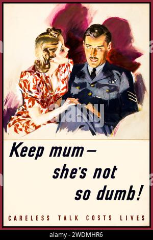 WW2 UK Propaganda British Careless Talk Poster 1940s mit einem Piloten der RAF in Uniform im Gespräch mit einer möglichen blonden Spionin. "BEHALTE MAMA, sie ist nicht so dumm." leichtsinniges Gerede kostet Leben. 2. Weltkrieg 2. Weltkrieg Stockfoto