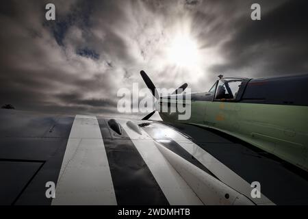 Die Sonne bricht durch die Wolken und scheint auf einer britischen Fairey Firefly auf der amerikanischen Airshow 2023 in Miramar, Kalifornien. Stockfoto