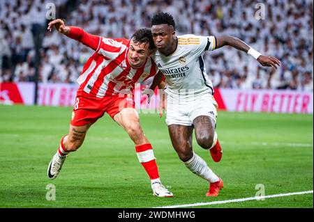 Madrid, Spanien. Januar 2024. (L-R) MARC PUBILL von Almeria versucht, VINICIUS JUNIOR von Real Madrid während der spanischen La-Liga-Action im Bernabeu-Stadion in Madrid davon abzuhalten, zum Ball zu kommen. (Kreditbild: © Alberto Gardin/ZUMA Press Wire) NUR REDAKTIONELLE VERWENDUNG! Nicht für kommerzielle ZWECKE! Quelle: ZUMA Press, Inc./Alamy Live News Stockfoto