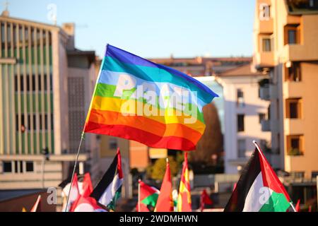 Friedensflagge und andere Flaggen, einschließlich der palästinensischen Flagge, mit dem Wort PACE auf Italienisch während der Demonstration in der Stadt Stockfoto