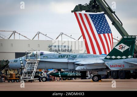 Eine F-18-Hornet des US Marine Corps wird auf der amerikanischen Airshow 2023 in Miramar, Kalifornien, ausgestellt, bevor die Menschenmassen eintreffen. Stockfoto