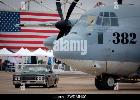 Die Marine Aerial Refueler Transport Squadron 352 zeigt einen C-130 Hercules und einen Lincoln Continental 1969 auf der America's Airshow 2023 in Miramar, Kalifornien Stockfoto