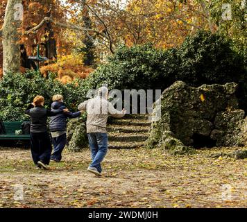 Zwei Frauen und ein Mann praktizieren Tai Chi in den Gärten und Parks von Giardini Indro Montanelli in Mailand, Mailand, Italien Stockfoto