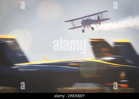 Vicky Benzing in einem Tiefpass auf der America's Airshow 2023 in Miramar, Kalifornien. Stockfoto