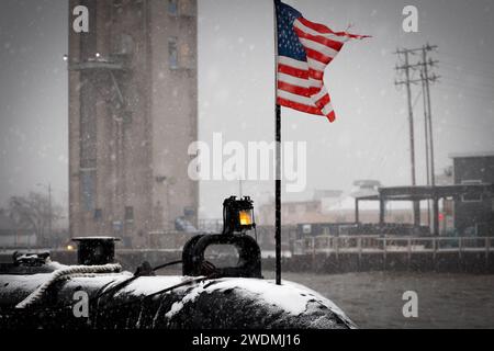 Eine amerikanische Flagge auf dem Heck der USS Cobia (SS245) während eines Schneesturms und Teil des Wisconsin Maritime Museum in Manitowoc, Wisconsin. Stockfoto