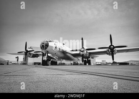 Eine 1944 erbaute B-29 Superfortress mit dem Namen Doc und einer von zwei lufttüchtigen Exemplaren befindet sich auf dem Asphalt der America's Airshow in Miramar, Kalifornien. Stockfoto