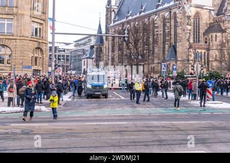 In Leipzig haben heute zwischen 50,000 und 60,000 Menschen ein eindrucksvolles Zeichen gegen Rechtsradikalismus und die Alternative für Deutschland AFD gesetzt. Die Versammlung begann um 15 Uhr auf dem Marktplatz, von wo aus die Teilnehmer in einem scheinbar endlosen Demonstrationszug über den nördlichen Innenstadtring ziehen. Ursprünglich war die Abschlusskundgebung auf dem Augustusplatz geplant. Aber wurde die angemeldete Teilnehmerzahl um das Zehnfache überschritten, was dazu führte, dass die Kundgebung auf dem Johannisplatz verlegt wurde. Die Menschenmengen fanden sich dort zusammen, ähm, ich Stockfoto