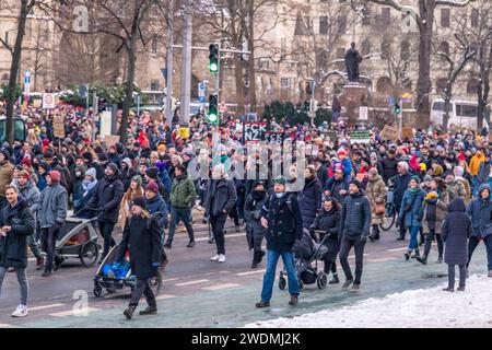 In Leipzig haben heute zwischen 50,000 und 60,000 Menschen ein eindrucksvolles Zeichen gegen Rechtsradikalismus und die Alternative für Deutschland AFD gesetzt. Die Versammlung begann um 15 Uhr auf dem Marktplatz, von wo aus die Teilnehmer in einem scheinbar endlosen Demonstrationszug über den nördlichen Innenstadtring ziehen. Ursprünglich war die Abschlusskundgebung auf dem Augustusplatz geplant. Aber wurde die angemeldete Teilnehmerzahl um das Zehnfache überschritten, was dazu führte, dass die Kundgebung auf dem Johannisplatz verlegt wurde. Die Menschenmengen fanden sich dort zusammen, ähm, ich Stockfoto