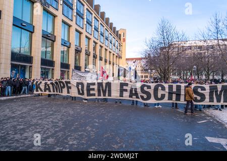 In Leipzig haben heute zwischen 50,000 und 60,000 Menschen ein eindrucksvolles Zeichen gegen Rechtsradikalismus und die Alternative für Deutschland AFD gesetzt. Die Versammlung begann um 15 Uhr auf dem Marktplatz, von wo aus die Teilnehmer in einem scheinbar endlosen Demonstrationszug über den nördlichen Innenstadtring ziehen. Ursprünglich war die Abschlusskundgebung auf dem Augustusplatz geplant. Aber wurde die angemeldete Teilnehmerzahl um das Zehnfache überschritten, was dazu führte, dass die Kundgebung auf dem Johannisplatz verlegt wurde. Die Menschenmengen fanden sich dort zusammen, ähm, ich Stockfoto