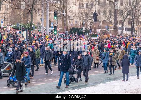 In Leipzig haben heute zwischen 50,000 und 60,000 Menschen ein eindrucksvolles Zeichen gegen Rechtsradikalismus und die Alternative für Deutschland AFD gesetzt. Die Versammlung begann um 15 Uhr auf dem Marktplatz, von wo aus die Teilnehmer in einem scheinbar endlosen Demonstrationszug über den nördlichen Innenstadtring ziehen. Ursprünglich war die Abschlusskundgebung auf dem Augustusplatz geplant. Aber wurde die angemeldete Teilnehmerzahl um das Zehnfache überschritten, was dazu führte, dass die Kundgebung auf dem Johannisplatz verlegt wurde. Die Menschenmengen fanden sich dort zusammen, ähm, ich Stockfoto