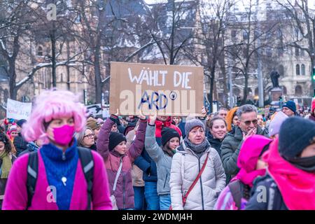 In Leipzig haben heute zwischen 50,000 und 60,000 Menschen ein eindrucksvolles Zeichen gegen Rechtsradikalismus und die Alternative für Deutschland AFD gesetzt. Die Versammlung begann um 15 Uhr auf dem Marktplatz, von wo aus die Teilnehmer in einem scheinbar endlosen Demonstrationszug über den nördlichen Innenstadtring ziehen. Ursprünglich war die Abschlusskundgebung auf dem Augustusplatz geplant. Aber wurde die angemeldete Teilnehmerzahl um das Zehnfache überschritten, was dazu führte, dass die Kundgebung auf dem Johannisplatz verlegt wurde. Die Menschenmengen fanden sich dort zusammen, ähm, ich Stockfoto