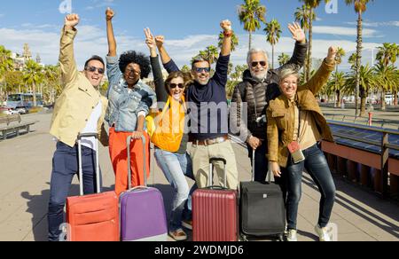 Gruppe verschiedener Seniorenreisender, die während des Urlaubs Spaß in einer Stadt haben Stockfoto