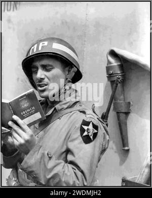 D-Day Vorbereitungen 1944 Propagandabild des PFC Rocco Festa Militär Police Platoon 2nd Infantry Division macht sich bereit, Französisch zu sprechen, wenn nötig nach der Invasion am D Day des Zweiten Weltkriegs in Frankreich Stockfoto