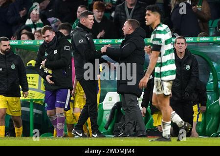 Celtic-Manager Brendan Rodgers (Mitte rechts) und Buckie Thistle-Manager Graeme Stewart schütteln sich die Hände nach dem Spiel der vierten Runde im Scottish Cup in Celtic Park, Glasgow, Schottland. Bilddatum: Sonntag, 21. Januar 2024. Stockfoto